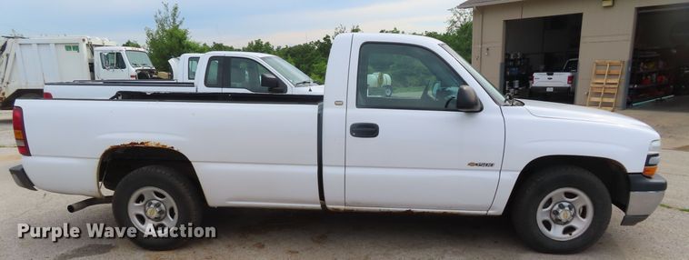 image for item DD6214 2001 Chevrolet Silverado 1500 pickup truck