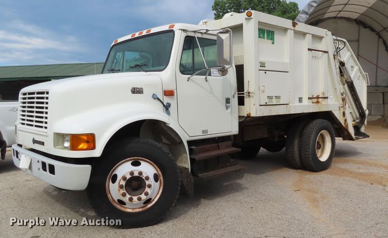 image for item DD6217 1999 International 4900 refuse truck