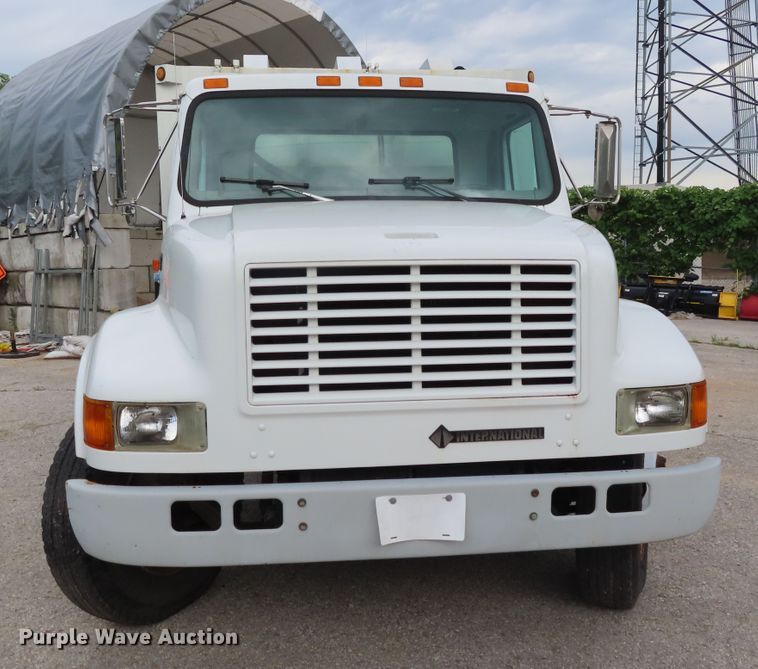 image for item DD6217 1999 International 4900 refuse truck