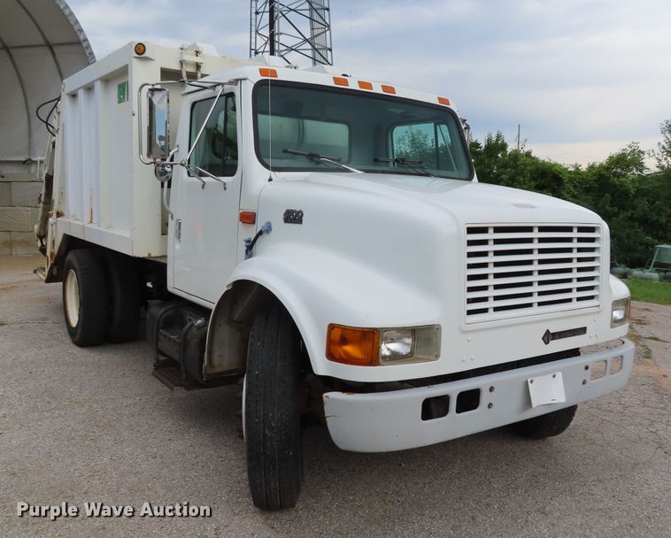 image for item DD6217 1999 International 4900 refuse truck