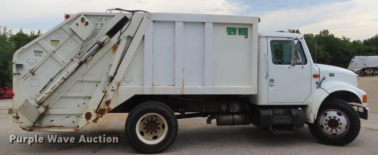 image for item DD6217 1999 International 4900 refuse truck