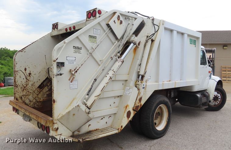 image for item DD6217 1999 International 4900 refuse truck