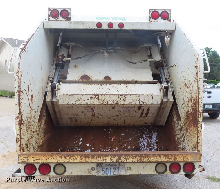 image for item DD6217 1999 International 4900 refuse truck