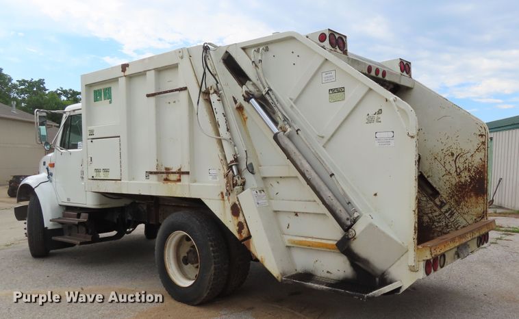 image for item DD6217 1999 International 4900 refuse truck