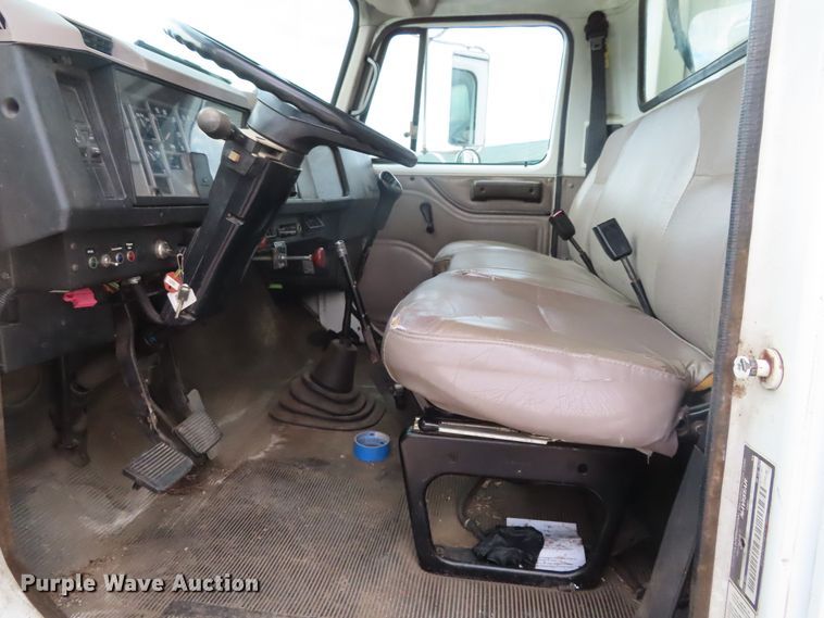 image for item DD6217 1999 International 4900 refuse truck