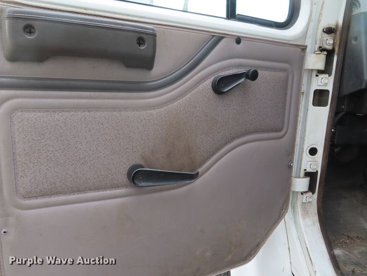 image for item DD6217 1999 International 4900 refuse truck