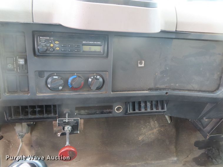 image for item DD6217 1999 International 4900 refuse truck