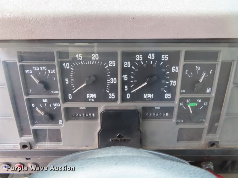 image for item DD6217 1999 International 4900 refuse truck