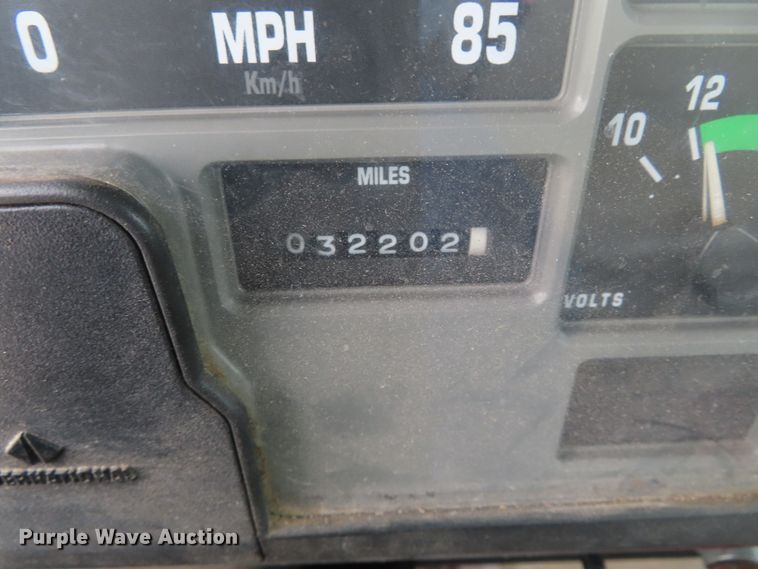 image for item DD6217 1999 International 4900 refuse truck