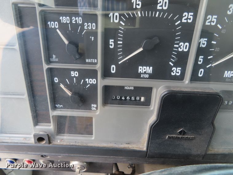 image for item DD6217 1999 International 4900 refuse truck