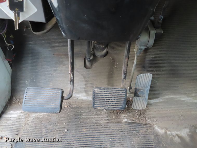 image for item DD6217 1999 International 4900 refuse truck