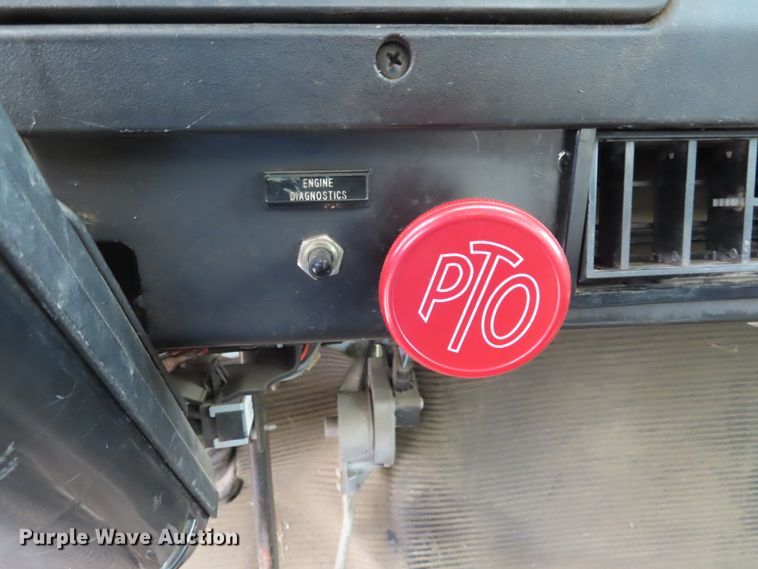 image for item DD6217 1999 International 4900 refuse truck