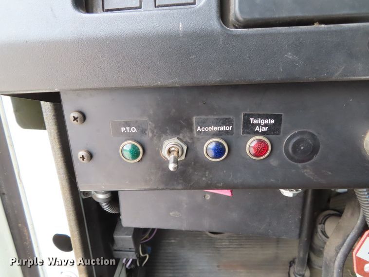 image for item DD6217 1999 International 4900 refuse truck