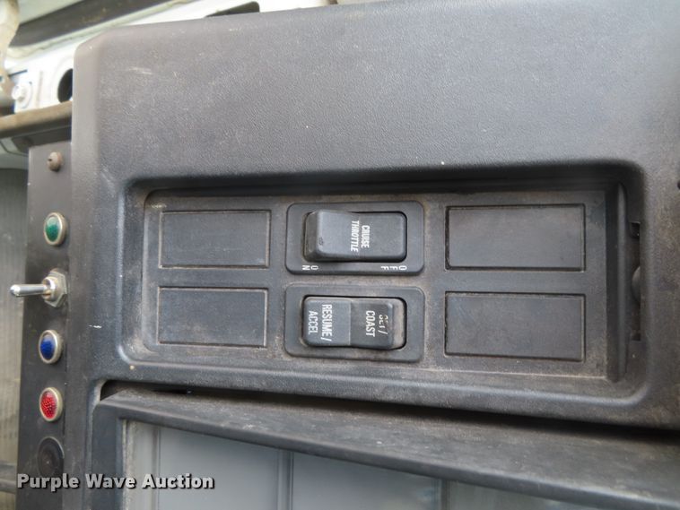 image for item DD6217 1999 International 4900 refuse truck