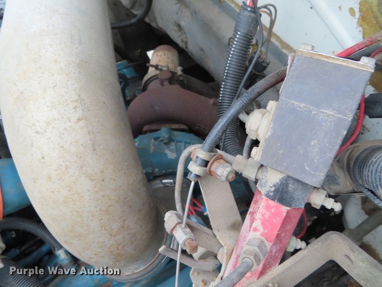 image for item DD6217 1999 International 4900 refuse truck