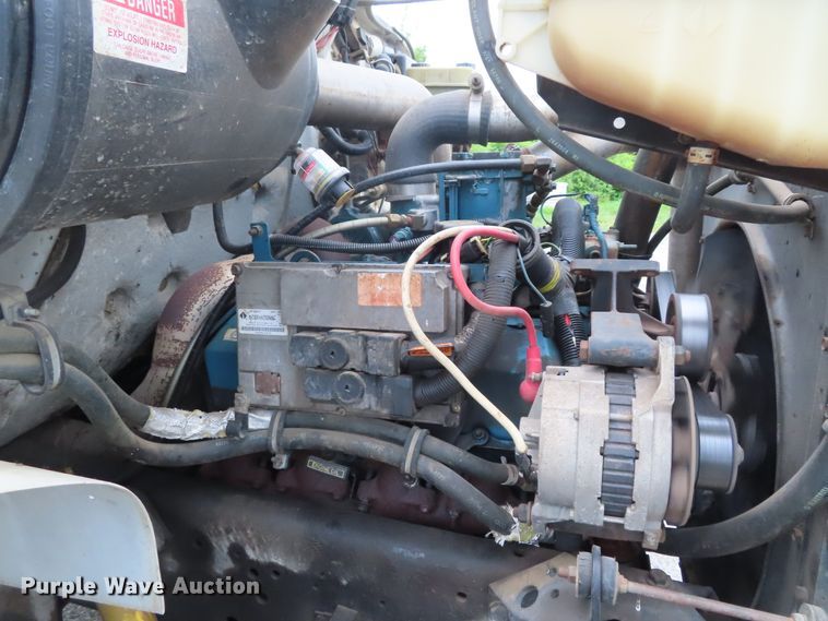 image for item DD6217 1999 International 4900 refuse truck