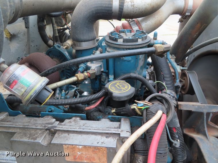 image for item DD6217 1999 International 4900 refuse truck