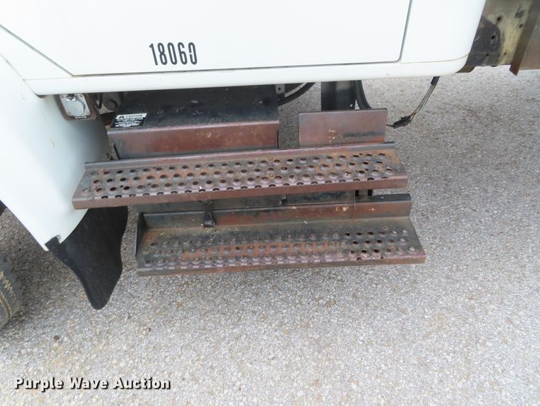 image for item DD6217 1999 International 4900 refuse truck