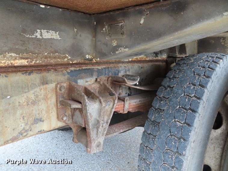 image for item DD6217 1999 International 4900 refuse truck