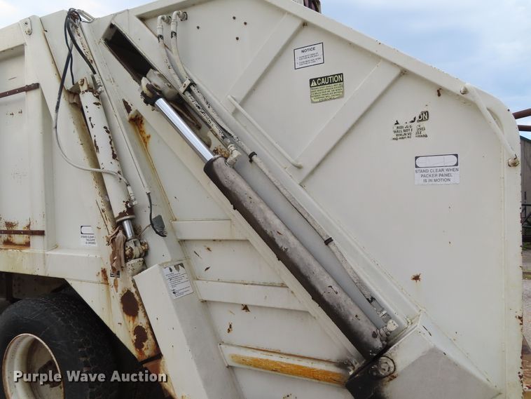 image for item DD6217 1999 International 4900 refuse truck