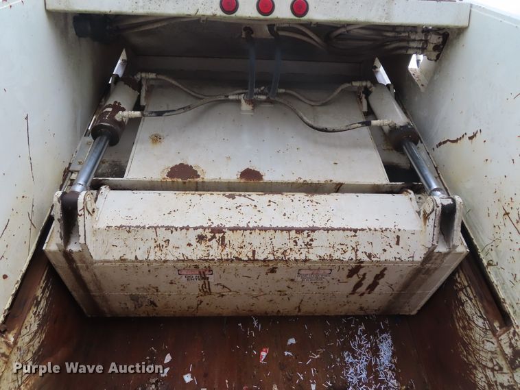 image for item DD6217 1999 International 4900 refuse truck