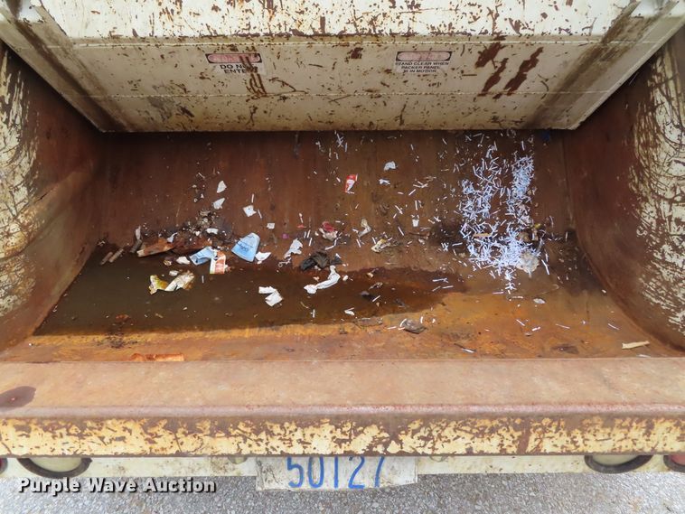 image for item DD6217 1999 International 4900 refuse truck