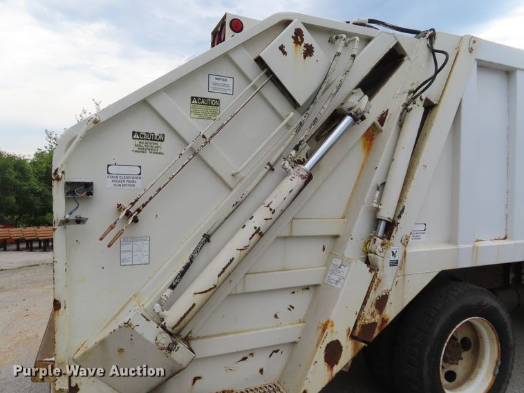 image for item DD6217 1999 International 4900 refuse truck