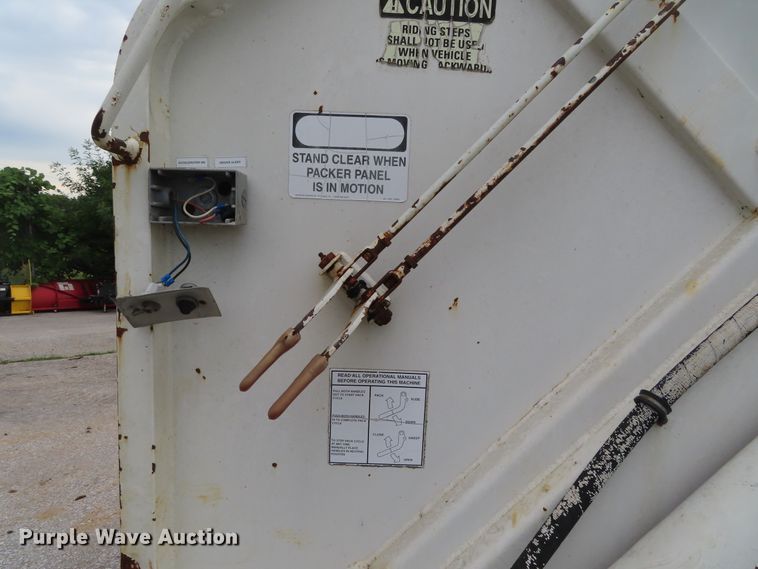 image for item DD6217 1999 International 4900 refuse truck