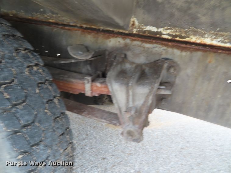 image for item DD6217 1999 International 4900 refuse truck