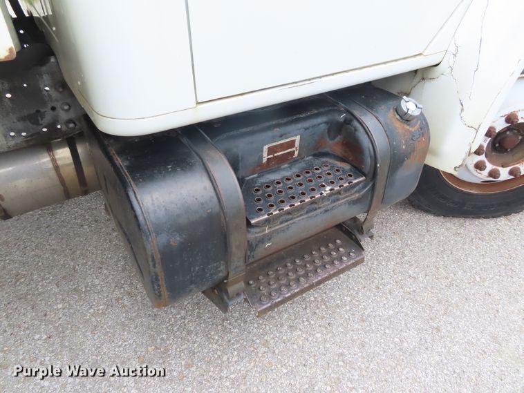 image for item DD6217 1999 International 4900 refuse truck