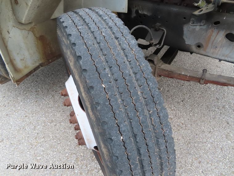 image for item DD6217 1999 International 4900 refuse truck