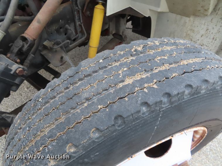 image for item DD6217 1999 International 4900 refuse truck