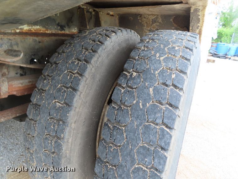 image for item DD6217 1999 International 4900 refuse truck