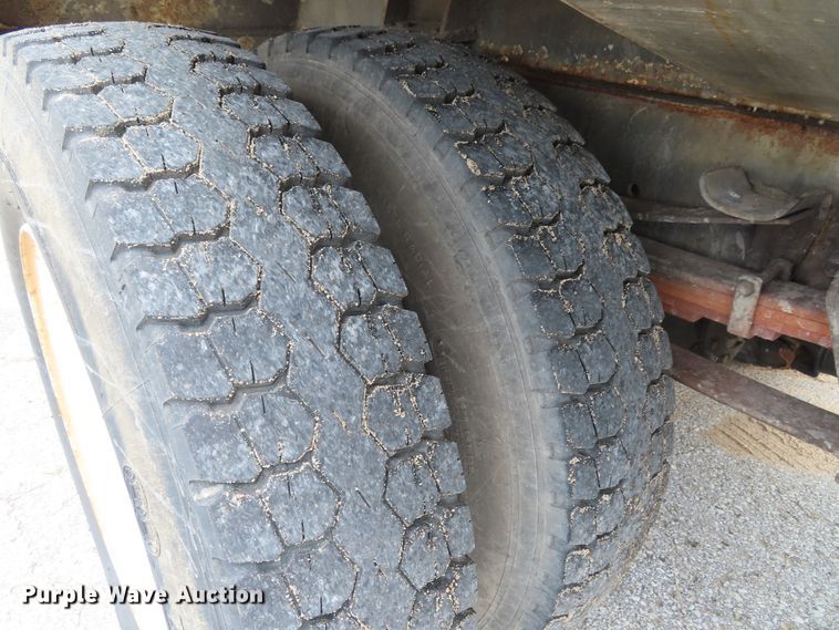 image for item DD6217 1999 International 4900 refuse truck