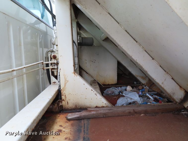 image for item DD6217 1999 International 4900 refuse truck