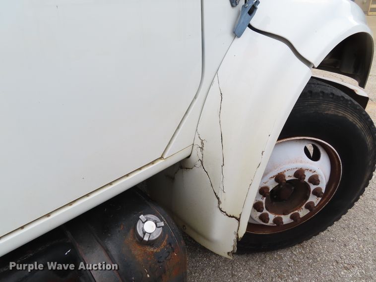 image for item DD6217 1999 International 4900 refuse truck