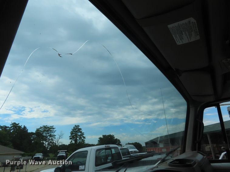 image for item DD6217 1999 International 4900 refuse truck