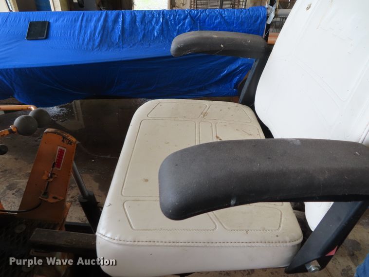 image for item DD6219 LeeBoy L8000T paver