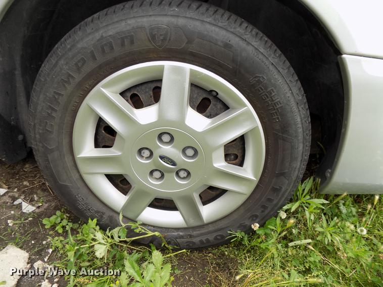 image for item DE7701 2005 Ford Taurus SE