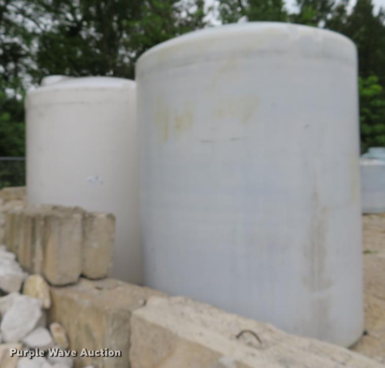 image for item DE8137 (2) poly tanks