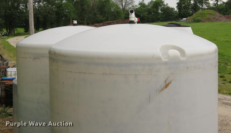 image for item DE8137 (2) poly tanks