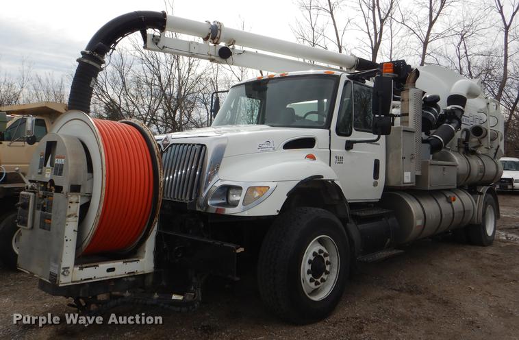 image for item DF7765 2007 International 7400 hydrovac truck