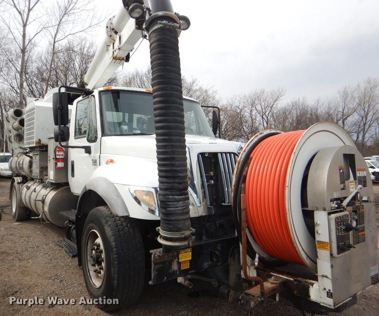 image for item DF7765 2007 International 7400 hydrovac truck