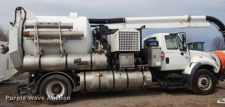 image for item DF7765 2007 International 7400 hydrovac truck