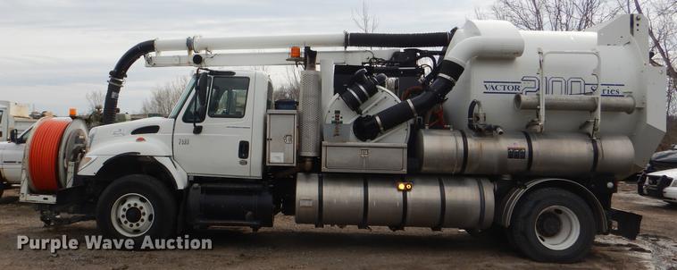image for item DF7765 2007 International 7400 hydrovac truck
