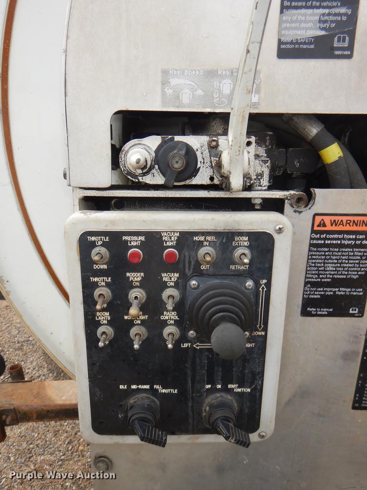 image for item DF7765 2007 International 7400 hydrovac truck