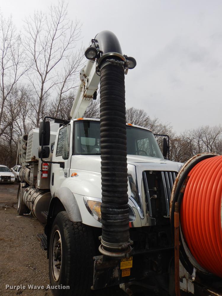 image for item DF7765 2007 International 7400 hydrovac truck