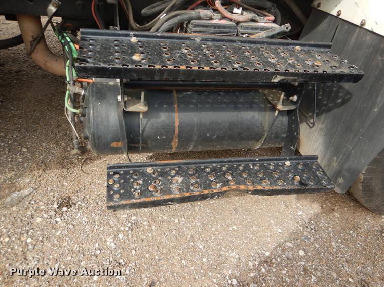 image for item DF7765 2007 International 7400 hydrovac truck