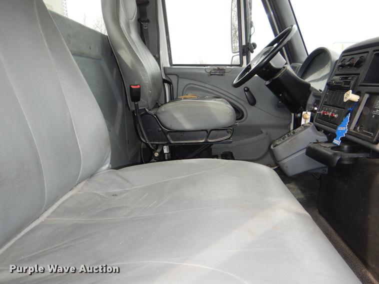 image for item DF7765 2007 International 7400 hydrovac truck