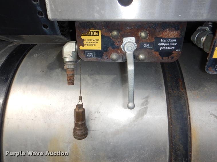 image for item DF7765 2007 International 7400 hydrovac truck